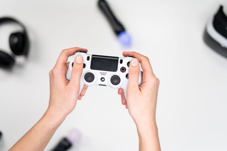 Quels sont les accessoires indispensables pour tout amateur de jeu vidéo et de culture geek ?