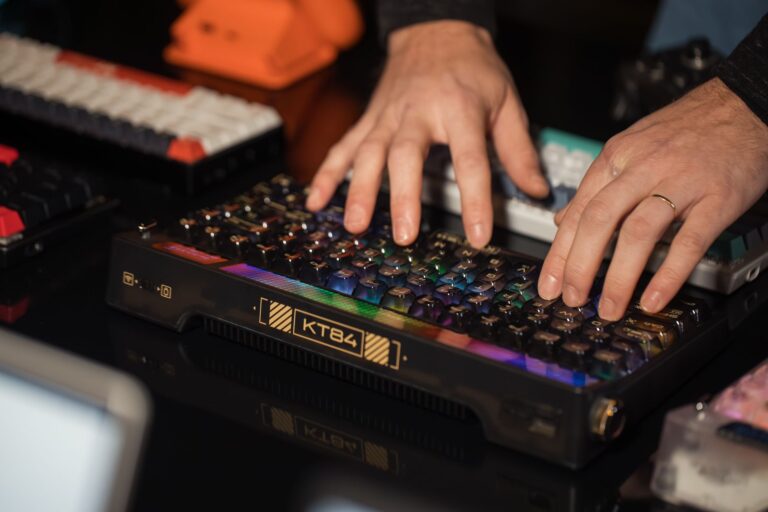 Quels accessoires pour ordinateur dernier cri sont essentiels pour les geeks soucieux de performances ?