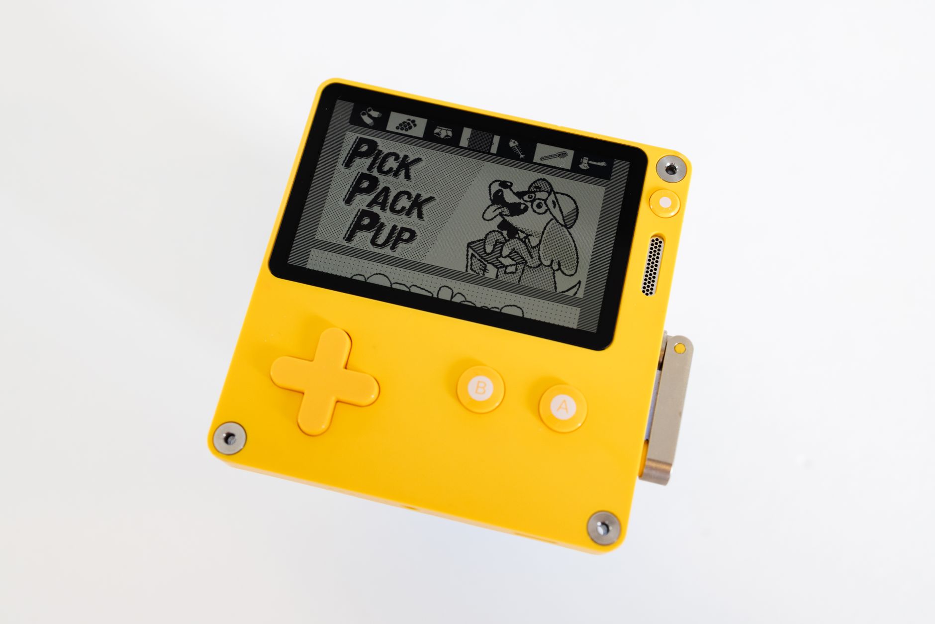 Console portable jaune animée affichant un écran de jeu rétro. Parfait pour les amateurs de jeux.