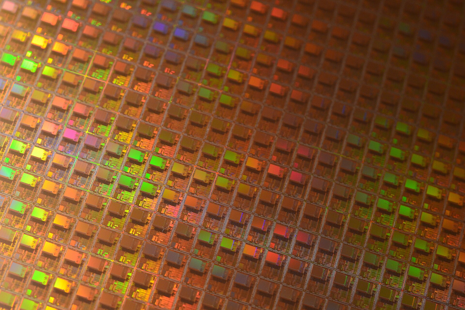 Puces électroniques colorées gravées en rangées serrées sur une plaque de silicium