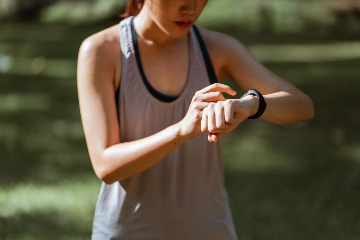 Un Fitbit Edge avec batterie remplaçable, rare sur un bracelet connecté